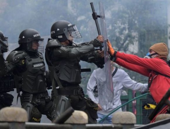 _118381232_gettyimages-1232580044 Perder la voz, perder el rostro. O sobre la criminalización de la protesta