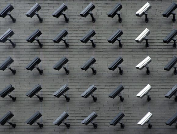 1 El Centinela: Entre la tendencia tecno-totalitarista y la urgencia de agenciarse la vida