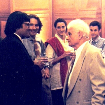 Fuente: https://commons.wikimedia.org/wiki/File:Chinmoy_Guha_with_Derrida.jpg?uselang=fr